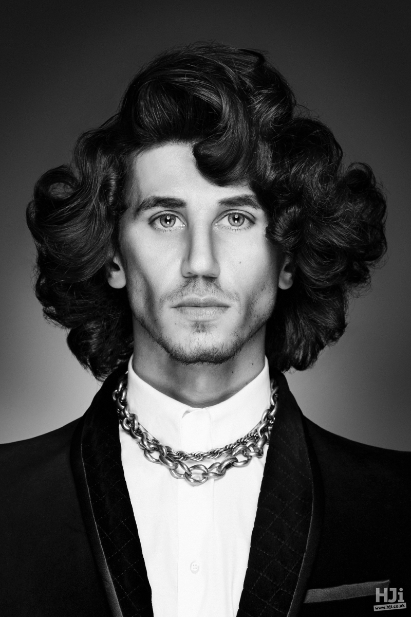 curly-voluminous-mid-length-hair